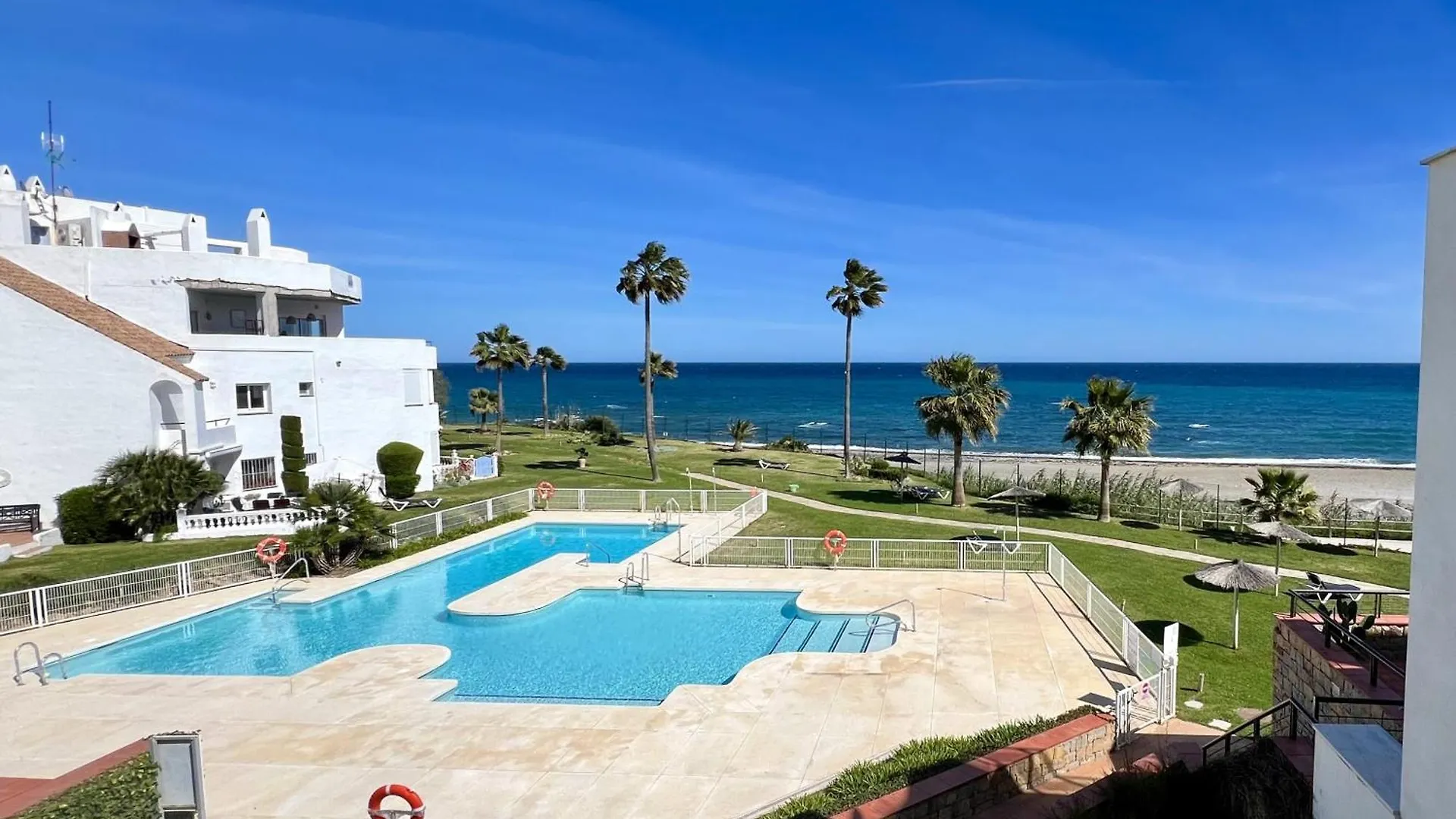Sunrise Beach Front - Casares Del Mar 아파트